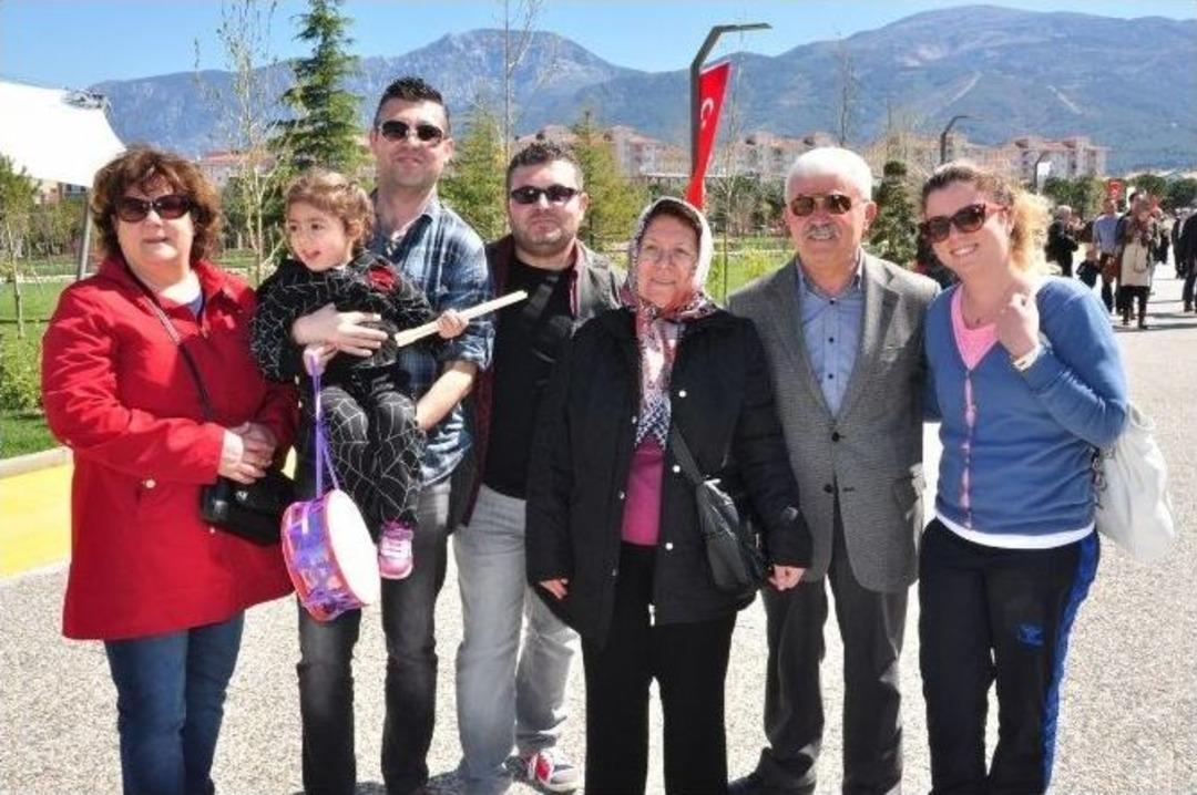 Manisalılardan Başkan Erg&uuml;n&rsquo;e Kent Park Teşekk&uuml;r&uuml;