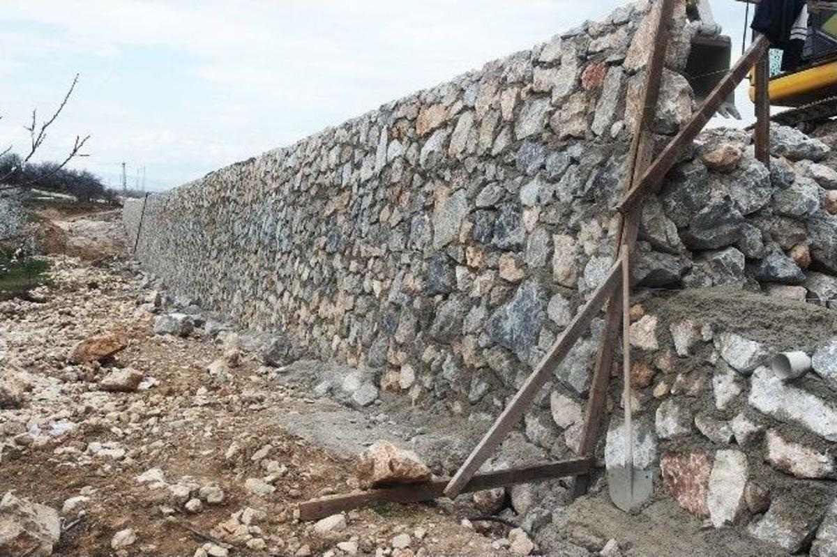 Dilek Caddesinde &Ccedil;alışmalar Devam Ediyor