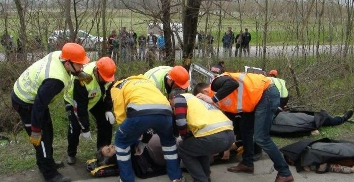 Lastiği Patlayan Kamyonet Şarampole Yuvarlandı