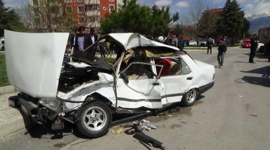 Kavşakta Otomobil Kamyonla &Ccedil;arpıştı: 4 Yaralı