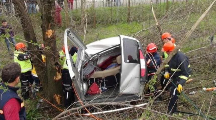 Kız Istemeye Gidenleri Taşıyan Aracın Lastiği Patladı: 4 &Ouml;l&uuml;, 4 Yaralı