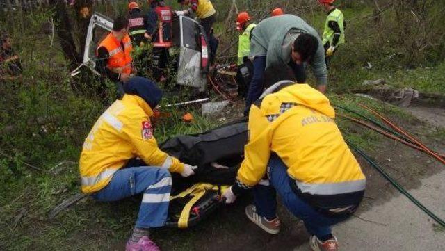 Kız Istemeye Gidenleri Taşıyan Aracın Lastiği Patladı: 4 Ölü, 4 Yaralı