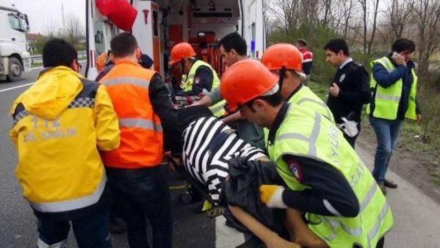 Kız Istemeye Gidenleri Taşıyan Aracın Lastiği Patladı: 4 Ölü, 4 Yaralı