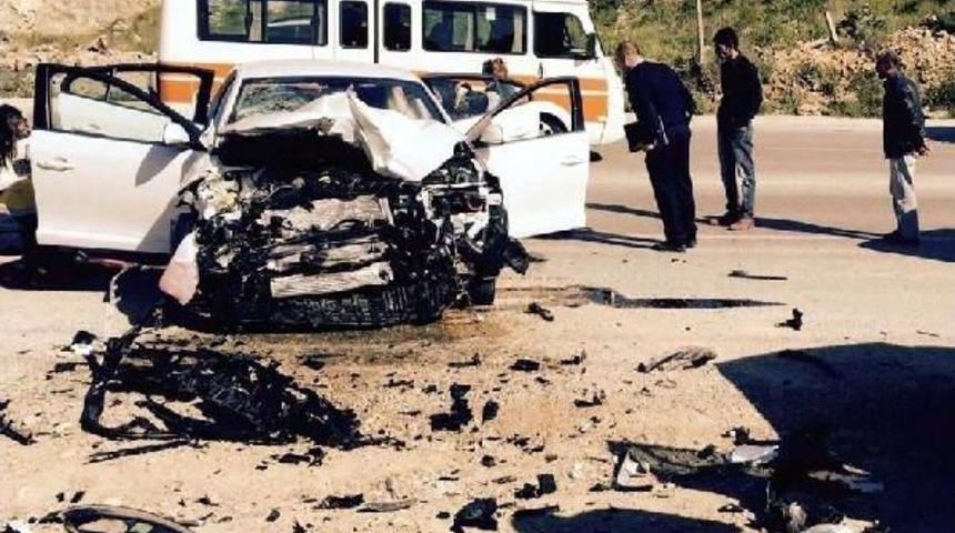 Bodrum'da 2 Otomobil &Ccedil;arpıştı: 5 Yaralı