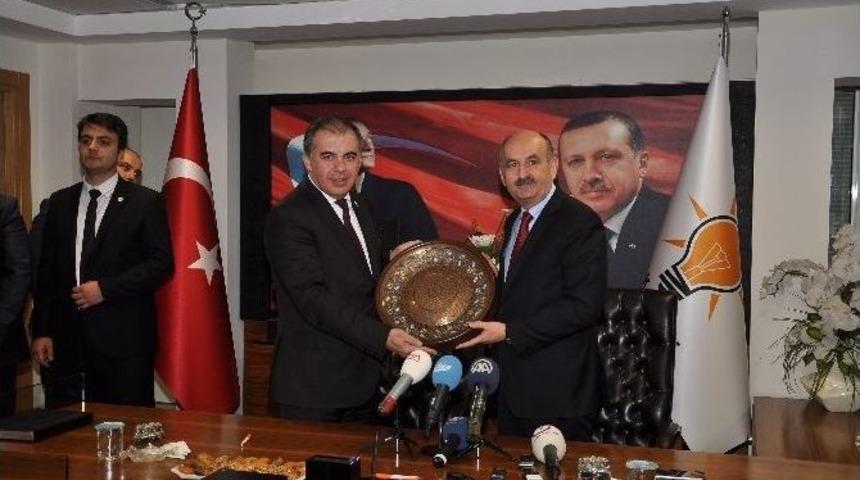 Bakan M&uuml;ezzinoğlu: &ldquo;birileri Atat&uuml;rk&rsquo;&uuml;n G&ouml;lgesinde Yan Gelip Yatıyor&rdquo;