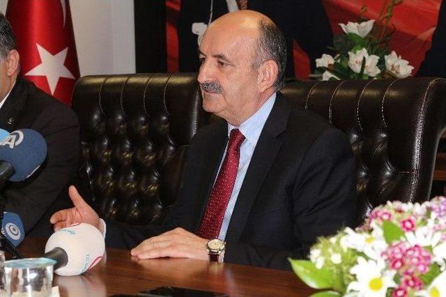 Bakan Müezzinoğlu: “birileri Atatürk’ün Gölgesinde Yan Gelip Yatıyor”