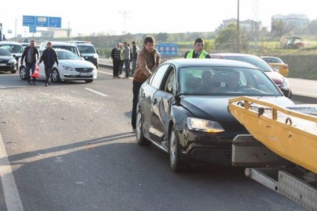 Zincirleme Kazaya Biri Yolcu Otob&uuml;s&uuml;, Biri Polis Otomobili Olmak &Uuml;zere 4 Ara&ccedil; Karıştı
