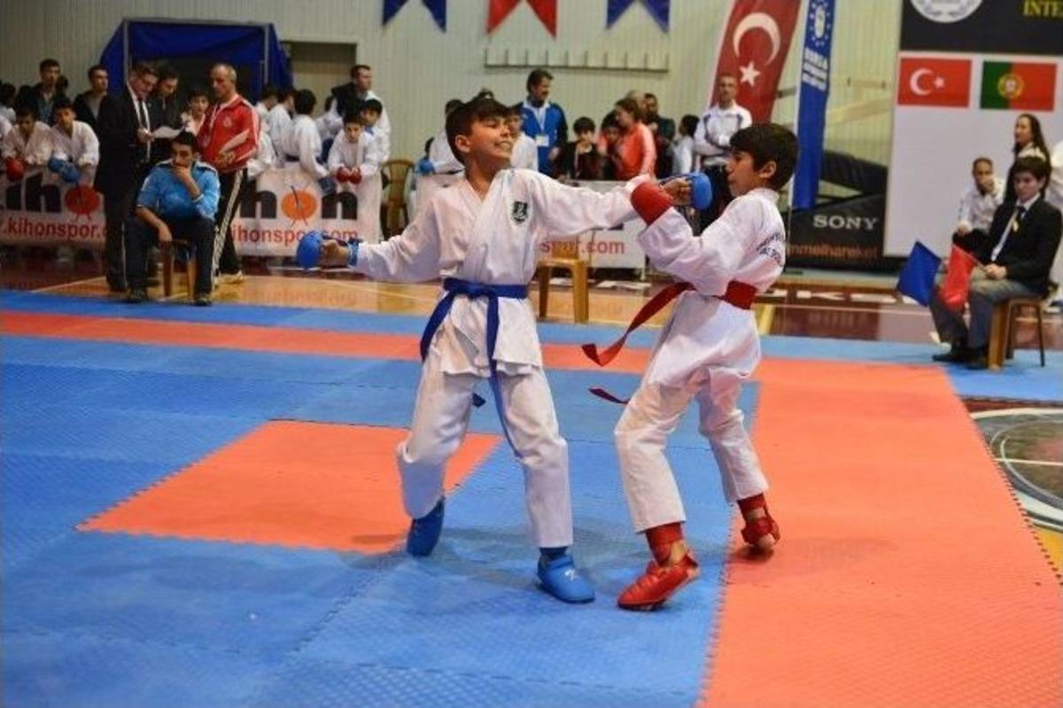 D&uuml;nyanın 4 Bir Yanından Gelen Karateciler, G&ouml;z Doldurdu