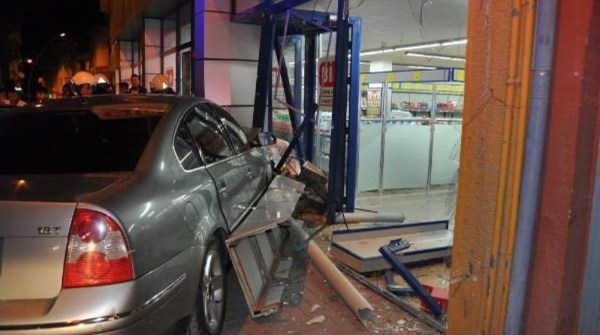 Otomobil Markete Girdi: 2 Yaralı