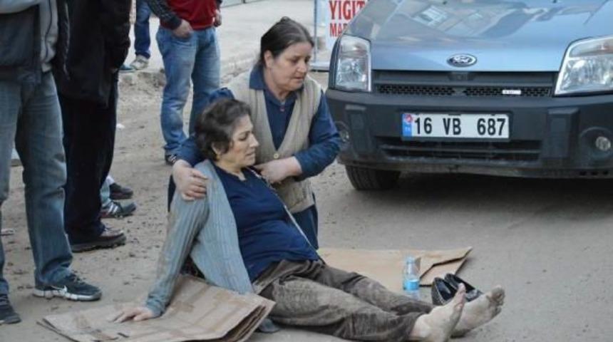 Ekmek Almaya Giden Kadına Hafif Ticari Ara&ccedil; &Ccedil;arptı