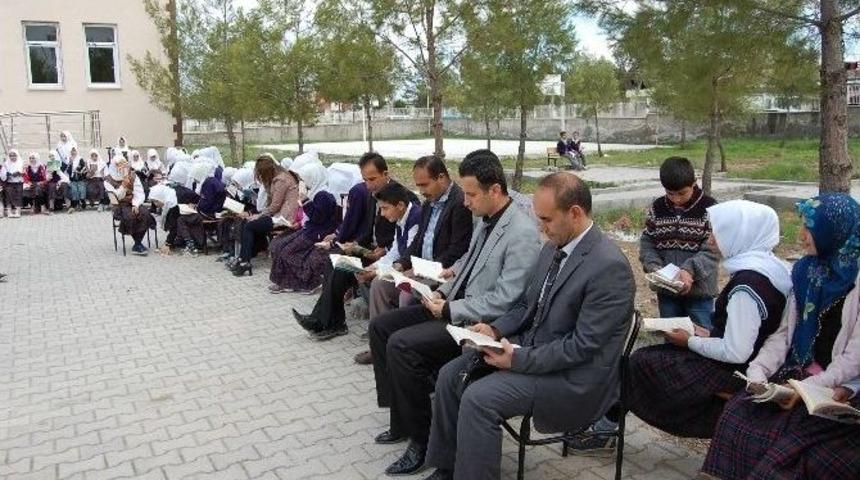 A&ccedil;ık Havada &Ouml;ğrenci Ve Velilerin Okuma Keyfi