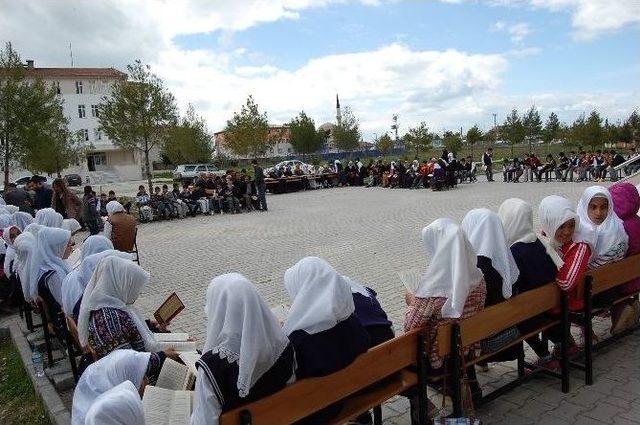 A&ccedil;ık Havada &Ouml;ğrenci Ve Velilerin Okuma Keyfi 1