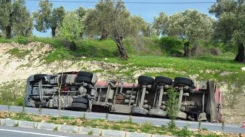Tır D&uuml;z Yolda Devrildi