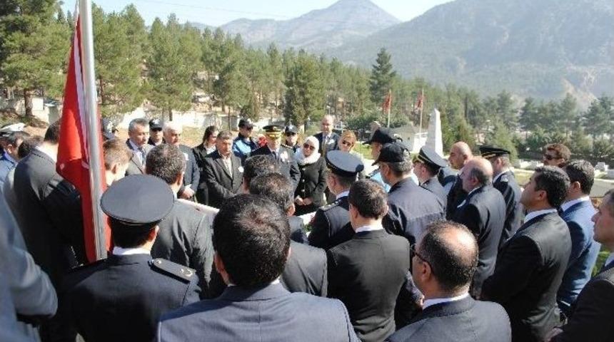 Amasya&rsquo;da Polisler Kurban Kestirip Şehitlikte Dua Etti
