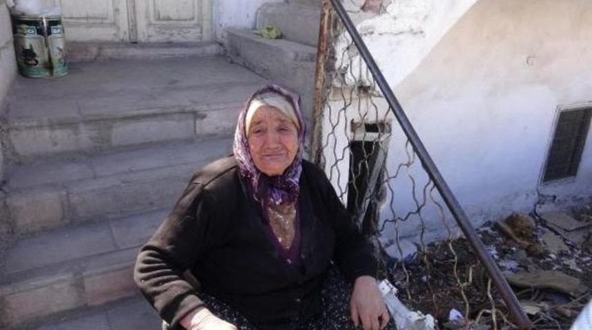 Su Faturasını &Ouml;deyeceği Parası &Ccedil;alınan Yaşlı Kadın Ağladı