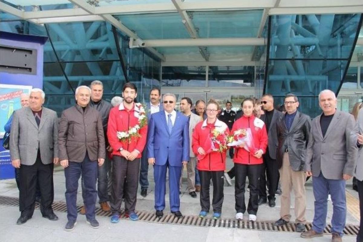 Avrupa &Uuml;&ccedil;&uuml;nc&uuml;s&uuml; Sporcuya Coşkulu Karşılama