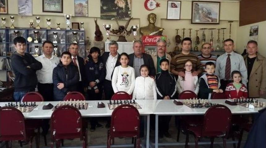 &Ouml;demiş&rsquo;teki Satran&ccedil; M&uuml;sabakalarında Kıyasıya M&uuml;cadele