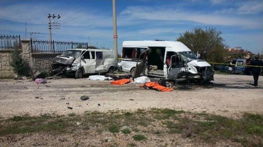 Servis Minib&uuml;s&uuml; Kaza Yaptı: 4 &Ouml;l&uuml;, 11 Yaralı