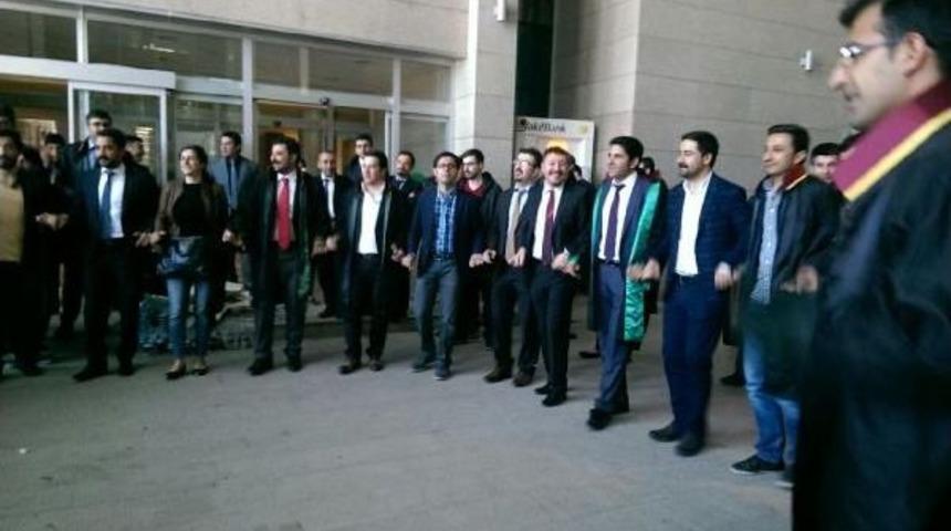 Van'daki Avukatlar X-Ray Cihazından Ge&ccedil;meyi Reddedip Eylem Yaptı