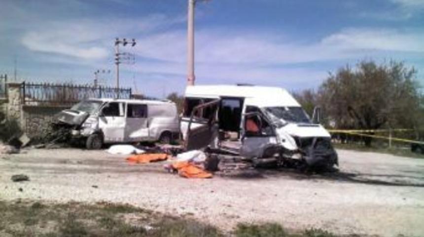 Konya'da &Ouml;ğrenci Servisi Minib&uuml;sle &Ccedil;arpıştı: 4 &Ouml;l&uuml;, 11 Yaralı (1)