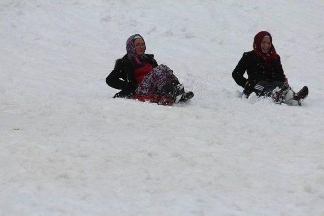 Şalvarlı Hanım Ve Yaşlılardan Kayak Takımı Kuruluyor