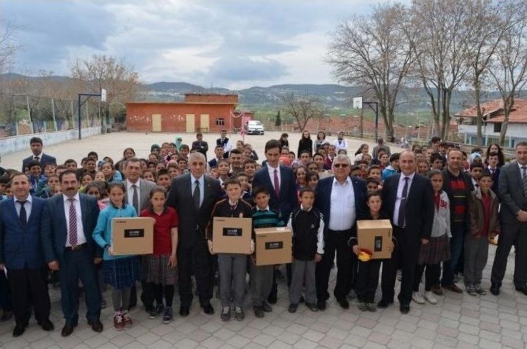 Selendi&rsquo;deki Okullara Projeksiyon Cihazı Desteği