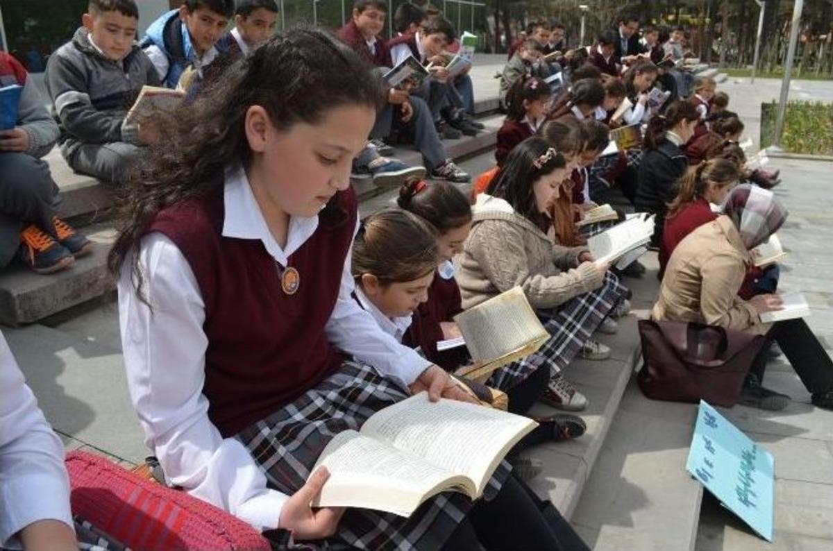 Kulalı &Ouml;ğrenciler Meydanda Kitap Okudu