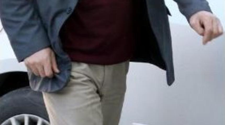 Battaniye Y&uuml;kl&uuml; Kamyonetten G&uuml;mr&uuml;k Ka&ccedil;ağı Sigara &Ccedil;ıktı