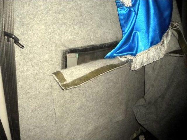 Battaniye Yüklü Kamyonetten Gümrük Kaçağı Sigara Çıktı 1