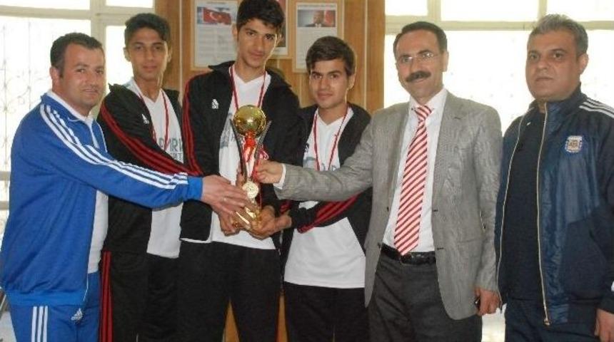 Meslek Ve Teknik Anadolu Lisesi Futsal&rsquo;da B&ouml;lge Birincisi Oldu