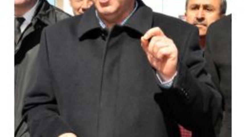 Halil &Ouml;ğretmenin Okulunda &Ouml;nce Saygı Duruşu Sonra Dersbaşı (5)