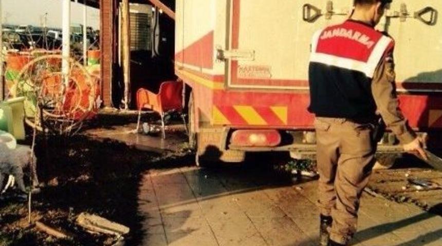 Kontrolden &Ccedil;ıkan Kamyon Dinlenme Tesisine Girdi: 6 Yaralı