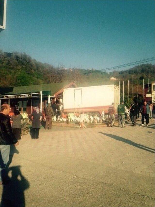 Kontrolden &Ccedil;ıkan Kamyon Dinlenme Tesisine Girdi: 6 Yaralı 3