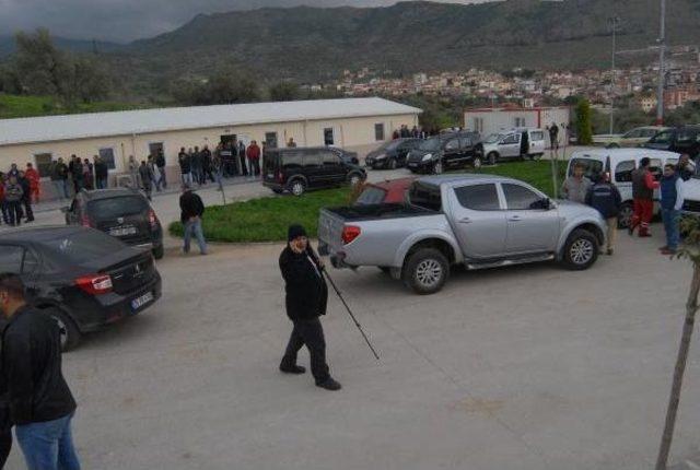 Bayraklı Belediyesi'nde Işten Çıkartılan Işçi Gerginliği