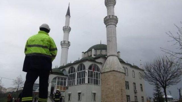 Yıldırım D&uuml;şmesi Sonucu Camide Yangın &Ccedil;ıktı 3