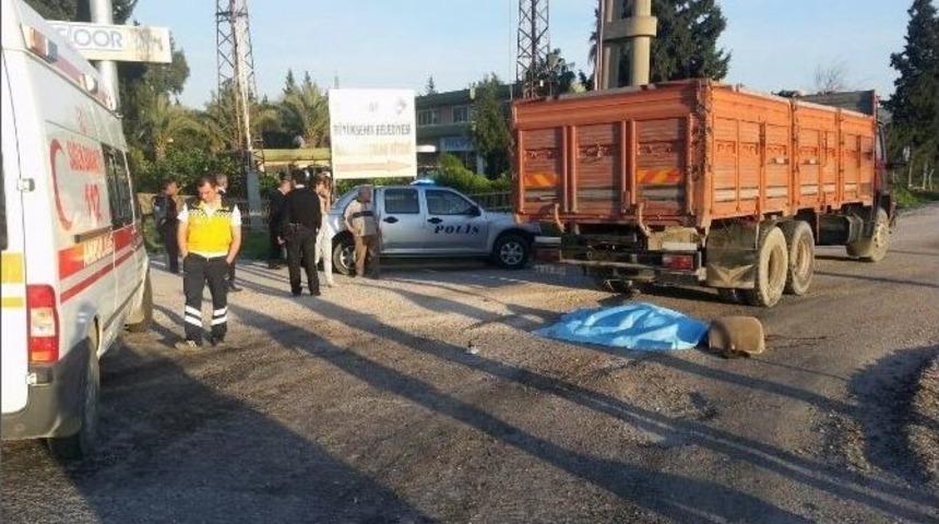 Kamyona &Ccedil;arpan Motosikletin S&uuml;r&uuml;c&uuml;s&uuml; Hayatını Kaybetti