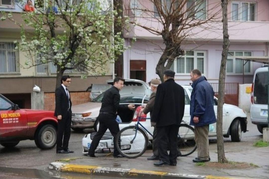 Otomobil Ref&uuml;jdeki Direği Yıktı