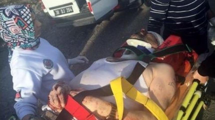 Otomobilden D&uuml;şen Adamı U&ccedil;uruma Yuvarlanmaktan &Ccedil;alı Kurtardı