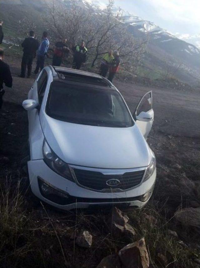 Otomobilden D&uuml;şen Adamı U&ccedil;uruma Yuvarlanmaktan &Ccedil;alı Kurtardı 2