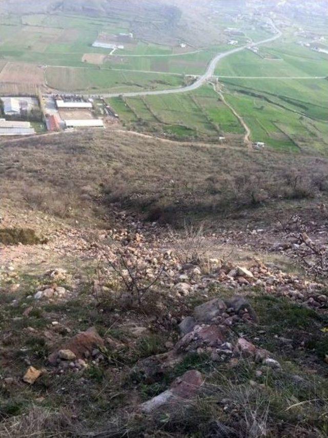 Otomobilden D&uuml;şen Adamı U&ccedil;uruma Yuvarlanmaktan &Ccedil;alı Kurtardı 3