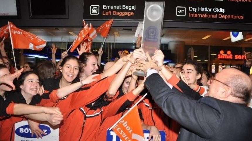 Şampiyon Sultanlar İstanbul&rsquo;a D&ouml;nd&uuml;