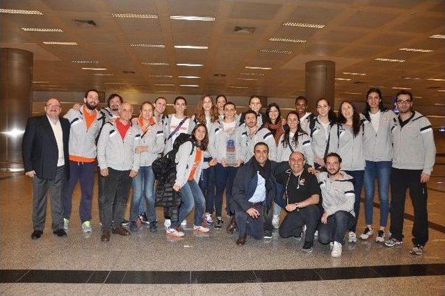 Şampiyon Sultanlar İstanbul&rsquo;a D&ouml;nd&uuml; 1