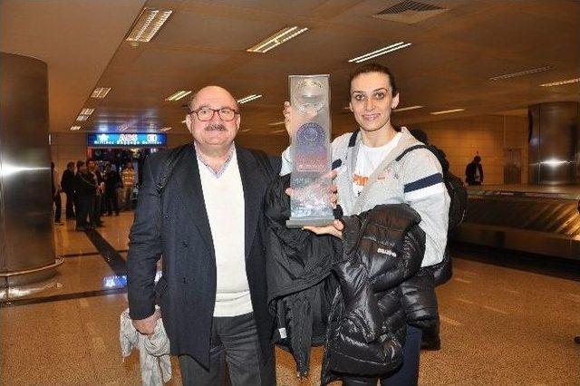 Şampiyon Sultanlar İstanbul&rsquo;a D&ouml;nd&uuml; 2