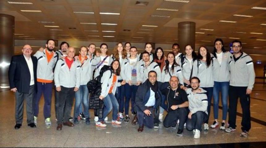 Şampiyonları &Ccedil;i&ccedil;eklerle Karşıladılar