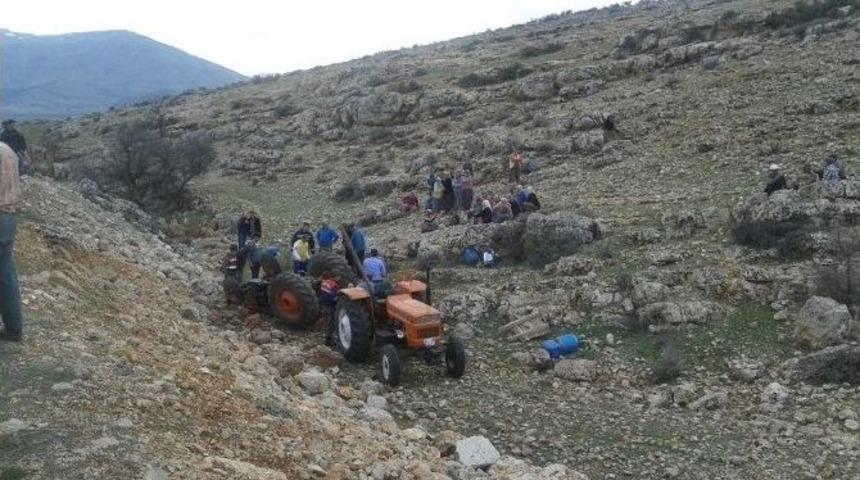 Korkuteli&rsquo;de Trakt&ouml;r Dereye U&ccedil;tu: 1 &Ouml;l&uuml;, 1 Yaralı