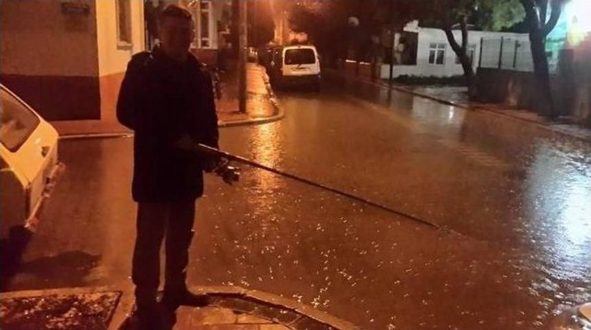 G&ouml;le D&ouml;nen Yolda Olta Atıp Balık Bekledi