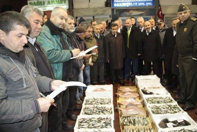 Kocaeli Valisi, Ereğli’de Balık Mezatına Katıldı