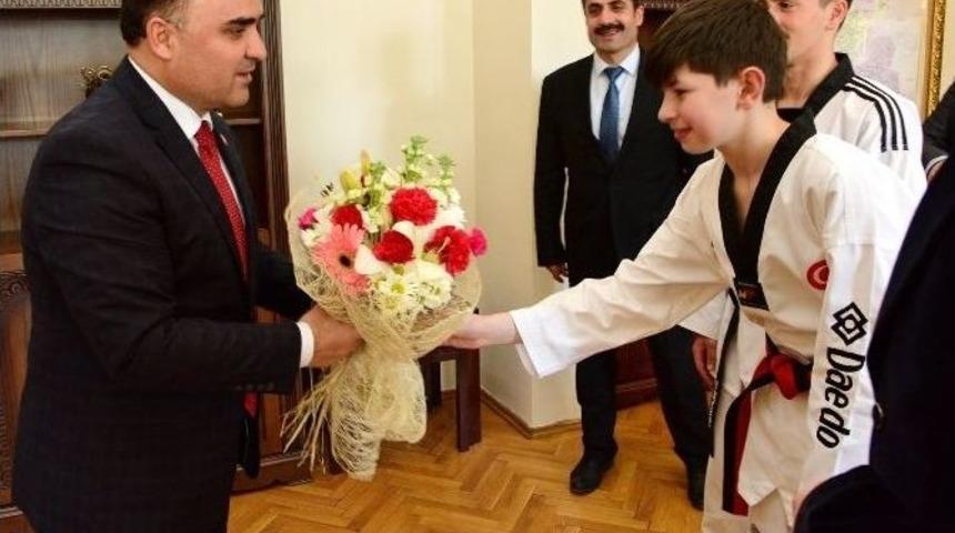 Taekwondocular, Vali G&uuml;naydın&rsquo;ı Ziyaret Etti