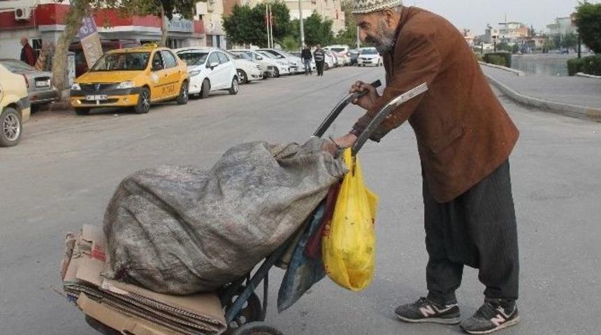 Ekmek Parası İ&ccedil;in 79 Yaşında Atık Kağıt Topluyor