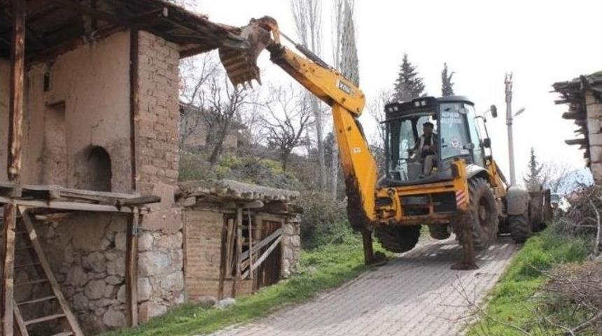 Acıpayam&rsquo;da Tehlike Oluşturan Ahşap Ev Yıkıldı